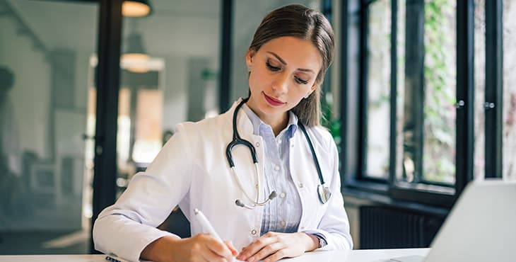 Capa de Estratégias Eficazes para Captar Pacientes para sua Clínica Médica