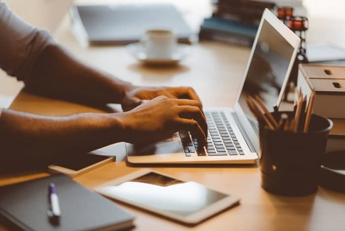 Capa de Produção de conteúdo: como fazer o seu blog bombar na web?